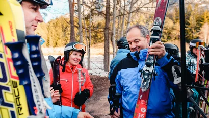 Gruppe von Skifahrern mit Skiausrüstung und Helmen im Waldgebiet