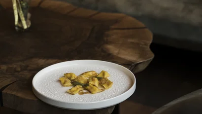 Teller mit handgemachten Ravioli auf einem Holzstuhl