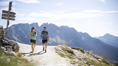Zwei Wanderer auf Bergwanderweg mit Dolomiten im Hintergrund