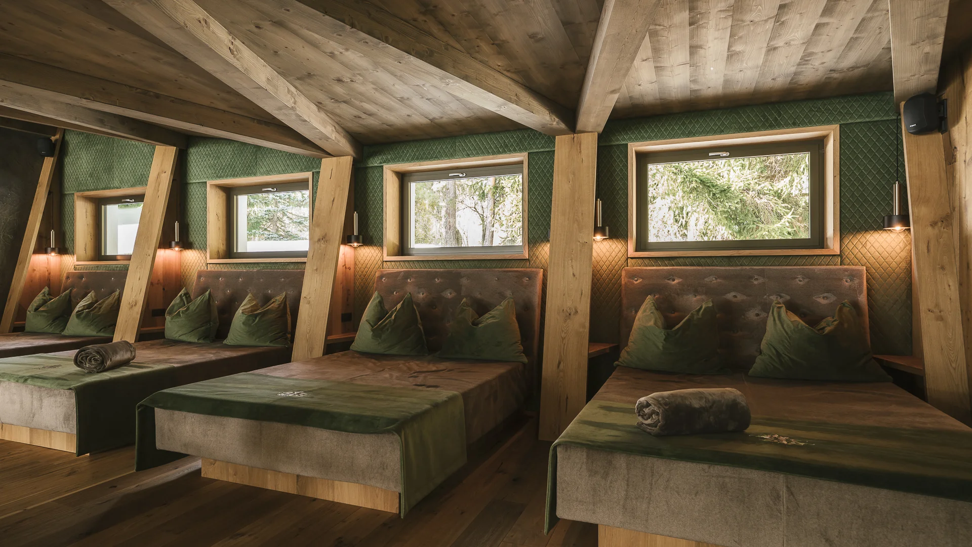 Gemütlicher Ruheraum mit grünen Kissen und natürlicher Holzausstattung