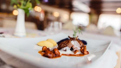 Elegantes Gericht mit Fleisch und Pilzen auf weißem Teller serviert