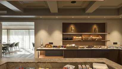 Luxuriöses Buffet mit Käse, Brot und Aufstrichen in modernem Restaurant