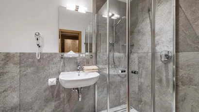 Modernes Badezimmer mit Glasdusche und Waschbecken