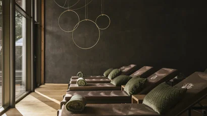 Sala relax con sdraio e vista su paesaggio innevato