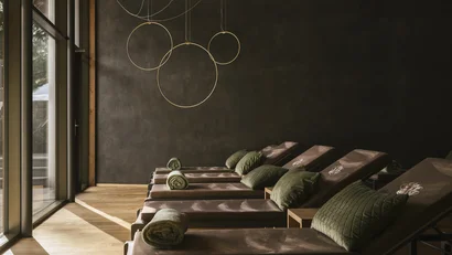 Ruheraum mit Liegen und Blick auf verschneite Landschaft